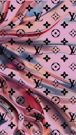 抽象奢華壁紙，在流動的金屬布料上帶有 Louis Vuitton 字母組合圖案。 — 路易威登 壁紙