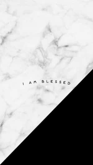 黑白對角分割的大理石背景，上面有文字 I AM BLESSED。 — 白色美學gif 壁紙