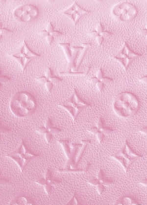 帶有花卉和 LV 標誌壓印的粉紅色 Louis Vuitton 字母組合皮革紋理。