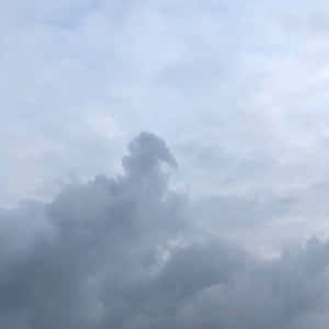 灰色雲朵飄過淡藍色天空 — 藍天 壁紙