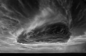 戲劇性的暴風雲在單色天空的平坦地平線上旋轉。 — 雷暴 壁紙