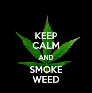 綠色大麻葉，帶有白色文字 keep calm and smoke weed，位於黑色背景上 — iPad (A16) 壁紙