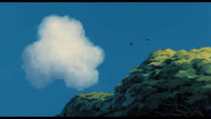 兩隻鳥在藍天下飛過綠色山丘，有一大片白雲。 — 天際線 壁紙