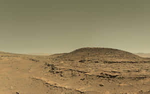 火星表面，岩石地形和一個小山丘，在朦朧的天空下。 — 火星 GIF 壁紙