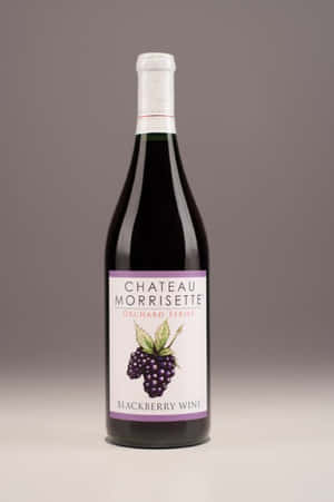 Chateau Morrisette 黑莓酒瓶在純色背景上 — 2:3 壁紙