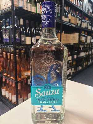 Sauza Hacienda Blue Agave Tequila Silver 酒瓶放在商店櫃檯上，後面有酒架。