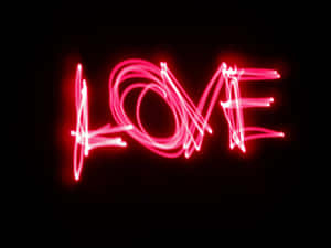 紅色光軌在黑色背景上形成LOVE這個詞。