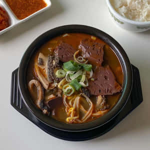滋滋作響的韓國牛肉湯，配血豆腐和芽菜，附米飯和泡菜。 — 極簡美學 壁紙