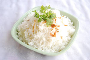 一碗白飯，飾以芫荽和炸乾蔥。 — 清新 GIF 壁紙