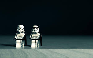 兩個LEGO風暴兵在昏暗光線中站立，背景深色。