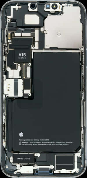 iPhone 內部特寫，包括 A15 Bionic 晶片及電池。