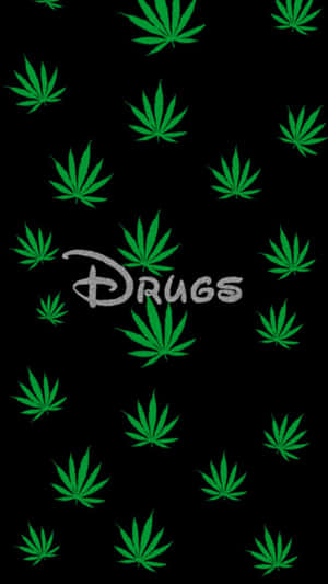 黑色背景上，迪士尼字體嘅「drugs」同綠色大麻葉。