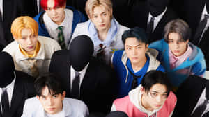 K-pop 男子團體擁有鮮豔髮色和時尚服裝，被陰影人物環繞。 — 美學筆電 壁紙
