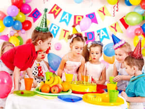 孩子們用蛋糕、氣球和裝飾慶祝生日。 — 生日蛋糕 壁紙