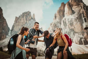 四位微笑嘅遠足人士喺山徑上互相推撞。 — 旅行 壁紙