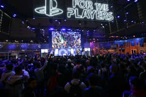 人群在霓虹燈下的PlayStation遊戲活動中歡呼。 — 遊戲 壁紙