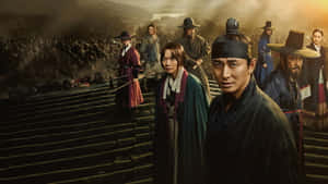 身穿傳統盔甲的韓國戰士站在石階上，俯瞰著黎明時分的戰場。 — 城堡 壁紙