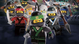 在黑暗的城市場景中，身穿戰鬥裝備的LEGO Ninjago忍者手持武器。 — 5120x2880 壁紙