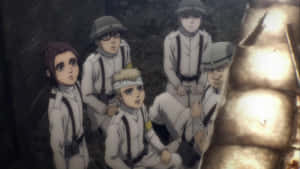 身穿白色制服的年輕士兵在巨型裝甲巨人接近時恐懼地蹲下。 — 戰士 壁紙
