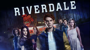 青少年在 Riverdale 標誌下，夜晚在霓虹燈餐廳前擺姿勢。