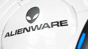 Alienware遊戲標誌在白色彎曲表面上，帶有藍光。