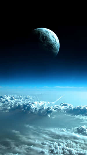 一枚火箭穿過雲層從太空飛向地球。 — 手機 壁紙
