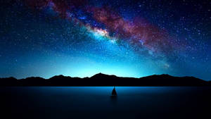 在星空下，黑暗湖面上的帆船，有銀河 — 星星 壁紙