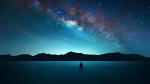 帆船在寧靜的湖面上，星空下有銀河 — 午夜 壁紙