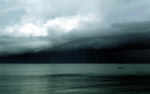兩人在平靜的湖面上划獨木舟，上方有暗色暴風雲。 — 雷暴 壁紙