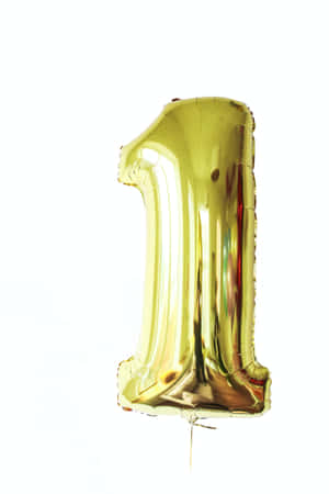 閃亮的金色箔數字一氣球，適合生日或派對。 — 小米Pad 7 Ultra 壁紙