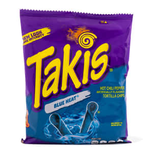 紫色和藍色的Takis Blue Heat零食玉米片袋，帶有火熱設計。 — 1:1 壁紙