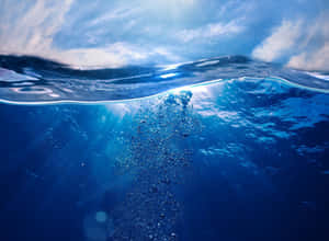 陽光和上升氣泡的海浪水下視圖