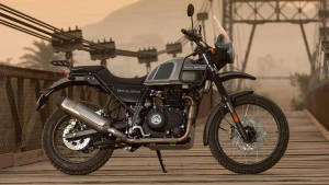 Royal Enfield Himalayan 電單車在木橋上，背景有山脈和纜車。 — 機車 壁紙