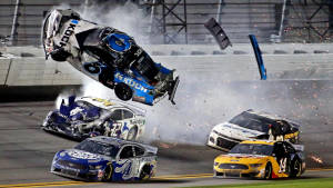 NASCAR賽車在猛烈火災撞車中相撞，其中一輛翻轉。 — 酷車 壁紙