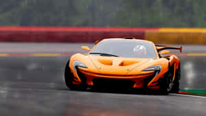 橙色McLaren P1在雨中於潮濕的賽道上疾馳。 — 麥拿侖 GIF 壁紙