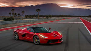 紅色法拉利 LaFerrari 在賽道上，夕陽西下，背景有山脈和棕櫚樹。 — 4K 法拉利 壁紙