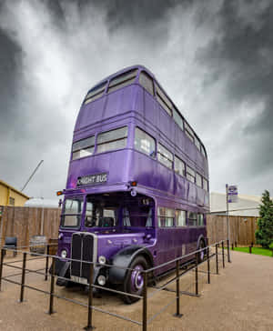 一輛紫色復古雙層巴士，標有 Knight Bus，在暴風雨的天空下。 — Galaxy Z Fold 5 壁紙