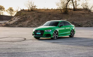 綠色Audi RS3轎車停在帶有輪胎痕的混凝土停車場上，日落時分。 — Steam Deck 壁紙