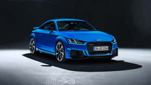 攝影棚內藍色 Audi TT RS 3100 跑車，搭配戲劇性燈光。 — Audi R8 GIF 壁紙