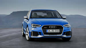 藍色奧迪RS3跑車停在路上，背景有山巒。 — Audi R8 GIF 壁紙