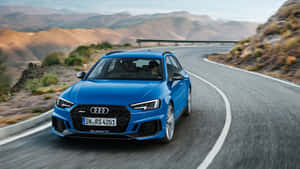 藍色奧迪RS4在黃昏時分在蜿蜒的山路上疾馳。 — Audi R8 GIF 壁紙