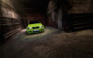 青檸綠色BMW M3停在黑暗的倉庫中，車頭燈亮著。 — Steam Deck OLED 壁紙