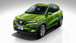 攝影棚中反射性地板上的青檸綠色Dacia Spring電動SUV。 — 荼毘 GIF 壁紙