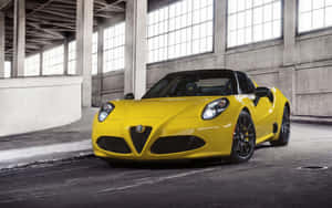 黃色Alfa Romeo 4C跑車停放在工業倉庫中。 — Steam Deck 壁紙