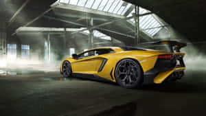 黃色林寶堅尼 Aventador SVJ 在帶有天窗的煙霧工業倉庫中。 — 林寶堅尼 4K 壁紙