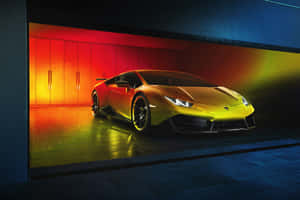 現代車庫中的黃色林寶堅尼Huracán，帶有戲劇性的紅色和橙色燈光。 — MacBook Pro 壁紙