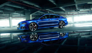 光亮的藍色跑車倒映在地下車庫的濕地上。 — Audi R8 GIF 壁紙