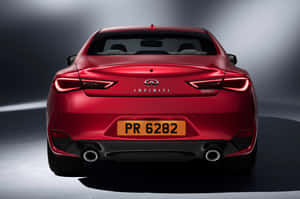 紅色Infiniti Q60跑車在攝影棚燈光下的後視圖。 — MacBook 壁紙
