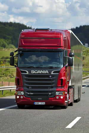 紅色Scania卡車在高速公路，背景有綠丘和藍天。 — Huawei MatePad 11.5 (2025) 壁紙