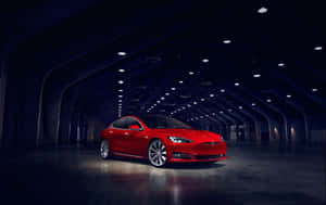 在黑暗的工業機庫中，聚光燈下的紅色Tesla Model S電動車。 — 2880x1800 壁紙